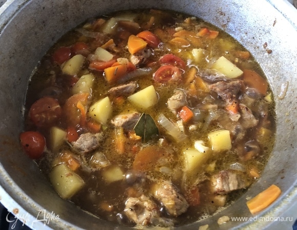 Готовое блюдо оставляем томиться под крышкой на 5–10 минут.