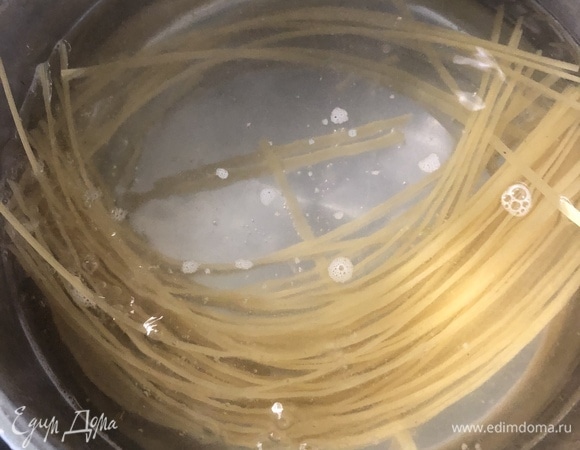 Отвариваем в подсоленной воде лапшу.