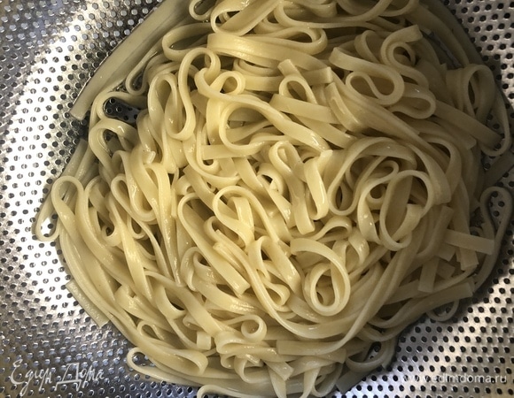 Откидываем на дуршлаг.