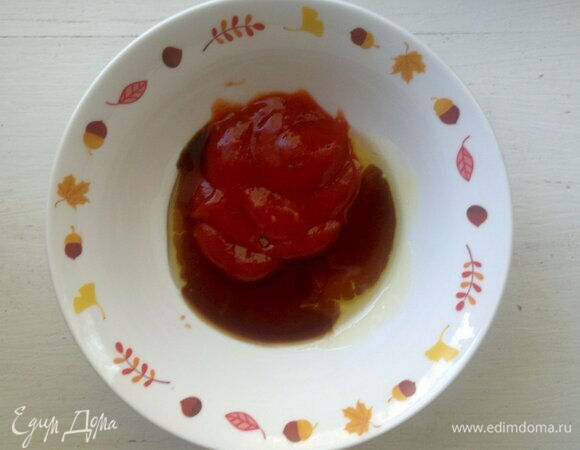 Соединить в миске ингредиенты для маринада: острый томатный соус, мед, гранатовый и соевый соусы, соль. Перемешать. Если у вас не оказалось острого томатного соуса, то можно использовать обычную томатную пасту, развести водой до состояния пюре и добавить острый красный перец. Или же можно использовать острый кетчуп.