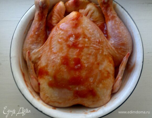 Курицу тщательно вымыть, обсушить бумажным полотенцем. Смазать внутри и снаружи маринадом, выложить в миску, накрыть крышкой. Убрать курицу в холодильник на 6–8 часов, лучше — на ночь.