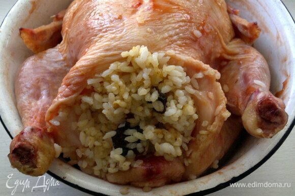 Маринованную курицу достать из холодильника, начинить рисом с черносливом.