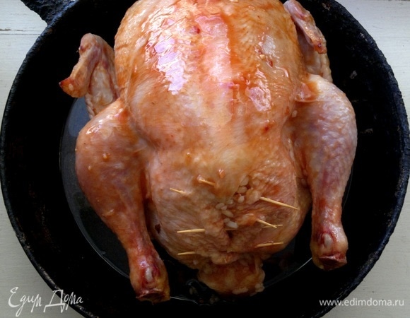 Положить начиненную курицу в форму, смазанную растительным маслом. Скрепить края курицы зубочистками. Поставить форму с курицей в духовку, разогретую до 180°C, и запекать до готовности. Время запекания зависит от возможностей духовки. У меня курица запекалась примерно 1 ч 15 минут.<br />
Готовность курицы проверять длинным тонким ножом. Воткнуть его в глубину куриной грудки, если выделяется светлый сок, значит, курица готова. Следите за температурой духовки. У меня начала подниматься температура, и курица слегка поджарилась. Чтобы этого не произошло, можно накрыть курицу фольгой.