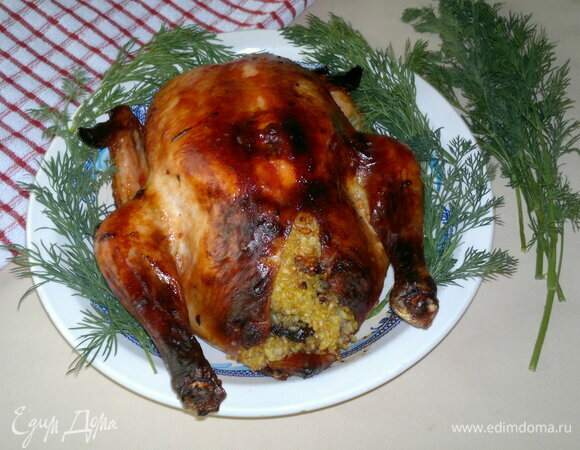 Готовую курицу достать из духовки, выложить на блюдо, снять зубочистки. Подать к праздничному столу.