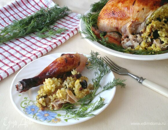 Разделить курицу на порции, украсить зеленью. Угощайтесь! Приятного аппетита!