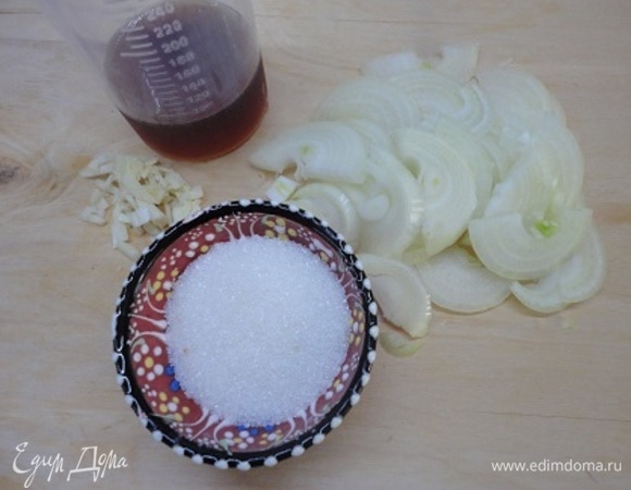 Лук нарезать полукольцами, чеснок измельчить (у меня меньше, чем указано в рецепте), подготовить сахар и уксус.