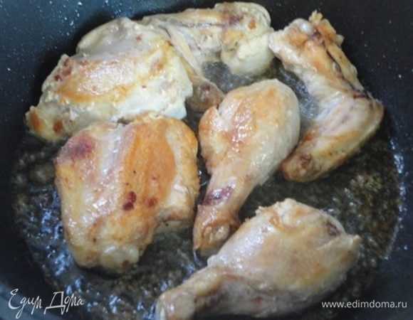 Хорошо обжарьте кусочки курицы. Для этого мясо должно быть комнатной температура, а его поверхность должна быть сухой. Чем румяней оно будет, тем вкуснее. И хорошо разогрейте сковороду с маслом.