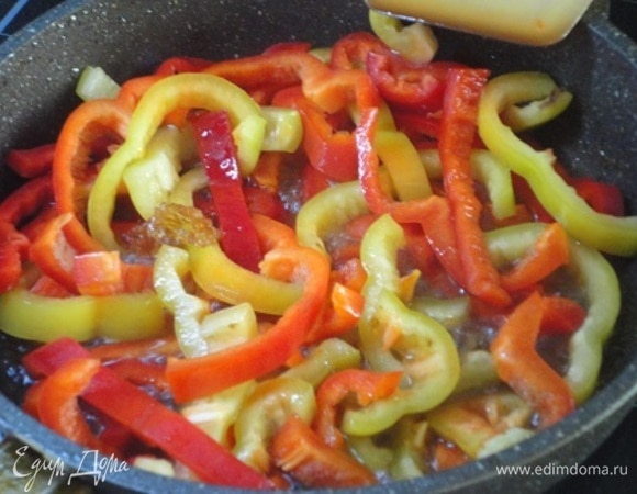 Переложите кусочки курицы в тарелку и посолите. А в сковороду, в которой жарилась курица, всыпьте сахар. Подогревать его надо, помешивая, до золотистого оттенка. Но не допустите жжения сахара!