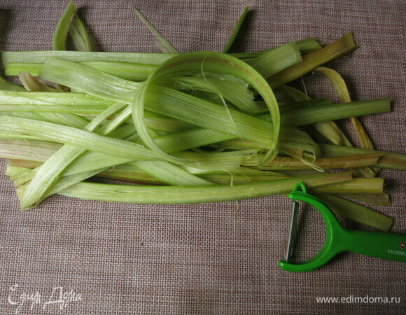 Подготовим ревень. Срезаем концы, нарезаем полоски. Если у вас более молодой ревень или вы хотите получить более четкий рисунок спирали, нарезаем толстыми полосками.