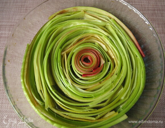 Предлагаю расположить полоски в форме, в которой будет готовиться пирог, так легче сориентироваться в количестве продукта.