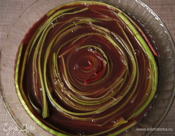 Заливаем ревень темным соком на 5–12 часов.