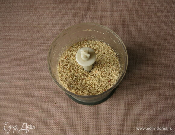 Перемалываем жареный миндаль.