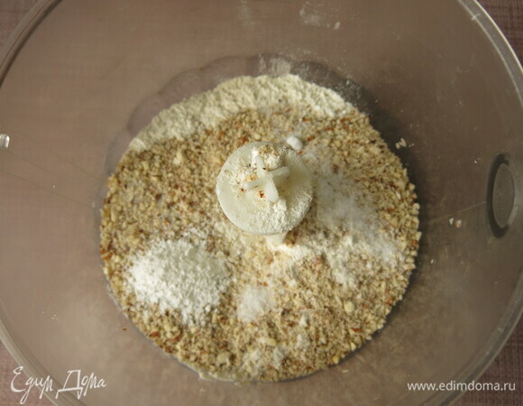 Соединяем муку, соль, миндаль, разрыхлитель.