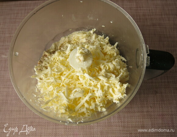 Вводим сливочное масло, взбиваем.