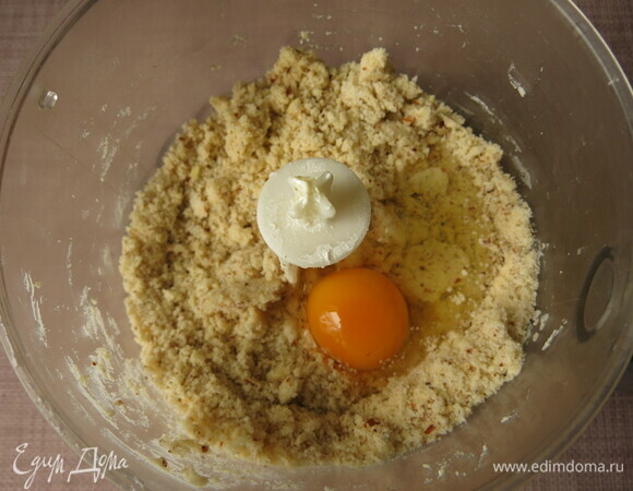 Вбиваем яйцо, вмешиваем сахар.