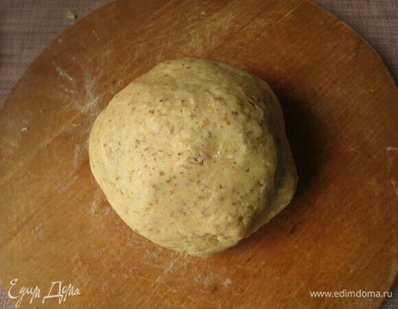 Замешиваем мягкое тесто и даем ему охладиться 30 минут.