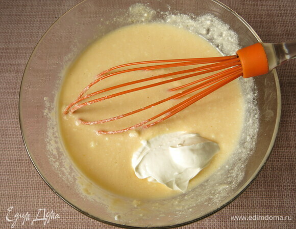 Вмешиваем рикотту и сметану.