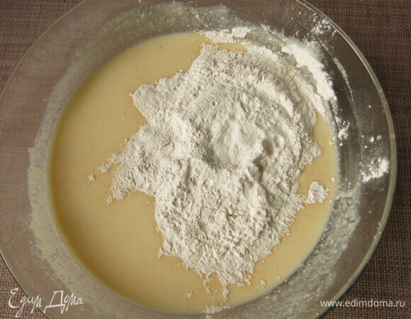 Вмешиваем пудинг.