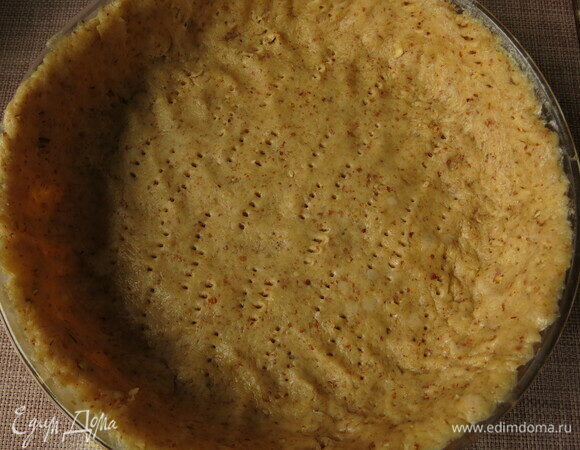 Раскатываем тесто, помещаем в форму, накалываем.