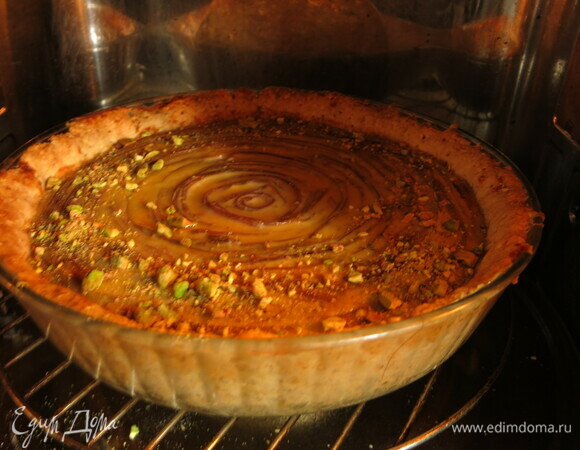 Выпекаем при 170°C 55–75 минут (время зависит от духовки). Я выпекала в микроволновке, потребовалось больше времени. По желанию посыпаем фисташками.