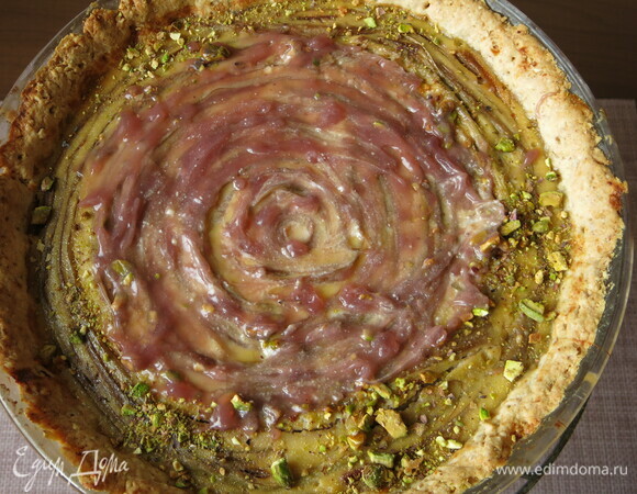 Даем остыть в духовке. Пока остывает, готовим кисель. Нагреваем сок с крахмалом. На пирог наносим кисель. Я нанесла кисель только на середину, чтобы получилась картинка цветка. Если есть ревень разных цветов, то можно создать картину, используя разноцветные слои ревеня. Приятного аппетита!