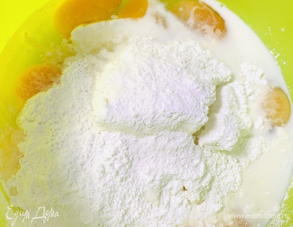 Все ингредиенты, кроме кипятка, выкладываем в глубокую емкость и взбиваем погружным блендером до однородного состояния.