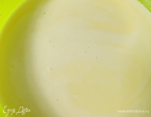 Добавляем в тесто кипяток и еще немного взбиваем блендером.