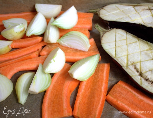 Морковь толстую делим на полоски или тонкую — на четверти. Лук мелкий — так же. Баклажан — пополам, сделайте сеточку ножом.