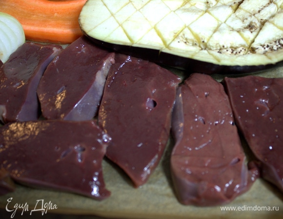 Печень нарезать ломтиками.