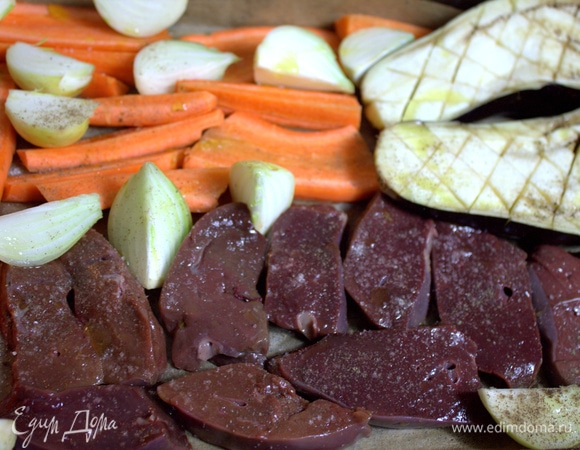 Поместить на пергамент в форме для запекания. Поперчить, посолить. Сбрызнуть оливковым маслом.