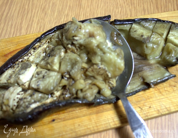 С баклажана легко снять мякоть ложкой.