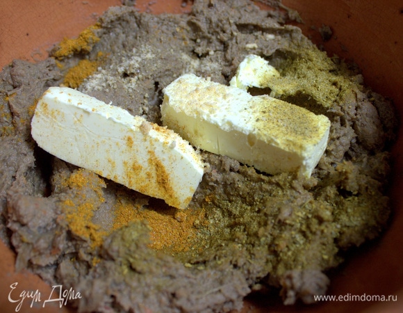 Добавить масло и специи.