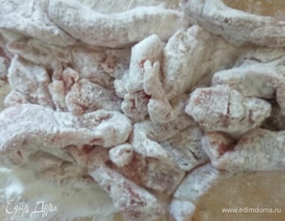 Поливаем мясо сакэ. Оставляем обсохнуть. Если сакэ нет, пропускаем этот шаг. Покрываем мясо картофельным крахмалом и приправляем черным перцем. Тонко нарезаем лук.