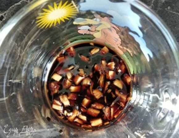 Мелко нарезаем имбирь. Объединяем вместе соевый соус, мирин и имбирь в миске.