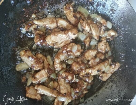 Нагреваем сковороду с половиной растительного масла (я беру кукурузное и добавляю чуть-чуть кунжутного), слегка обжариваем лук, затем удаляем лук из сковороды. Добавляем в сковороду масла и обжариваем свинину, часто помешивая, минут 10–15. Возвращаем лук обратно в и добавляем заправку. Перемешиваем содержимое сковороды. Подаем с рисом. Приятного аппетита!