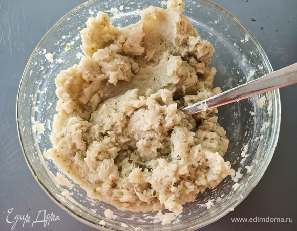 Переложить в миску, добавить укроп или петрушку, соль, перец. Перемешать.