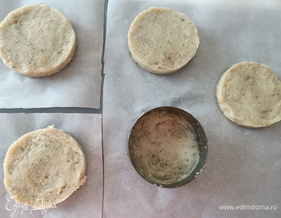 Далее с помощью кольца формируем котлеты высотой 3–4 см и диаметром чуть больше булочки для бургеров. Делать это удобнее на пергаментной бумаге.