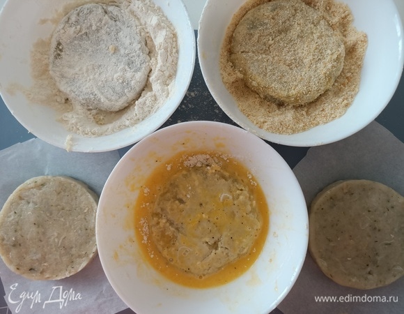 Далее обмакиваем каждую котлету сначала в муке, затем в яйце и в панировочных сухарях.