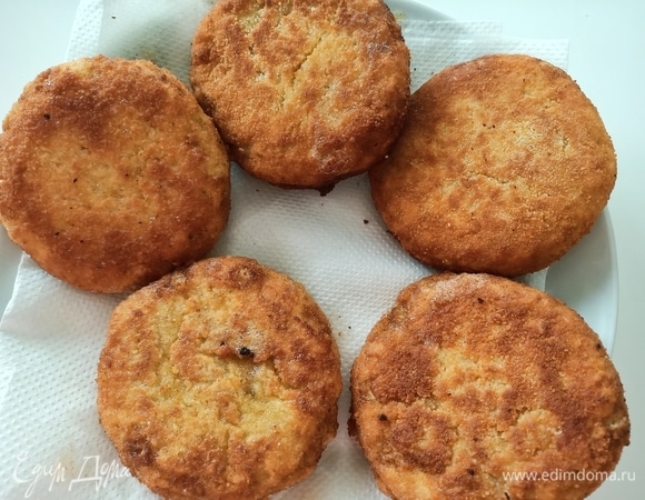 В сковороду налить масло и обжарить котлеты с каждой стороны по 3–4 минуты до золотистого цвета. Выложить на бумажное полотенце для удаления лишнего жира. В качестве альтернативы их можно запечь в духовке при температуре 180°С в течение 25–30 минут.