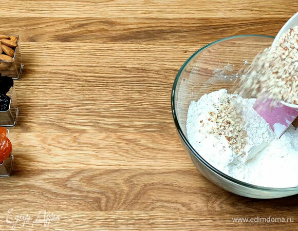 Измельчаем миндаль. Соединяем муку, крахмал и разрыхлитель. Добавляем орехи к муке.