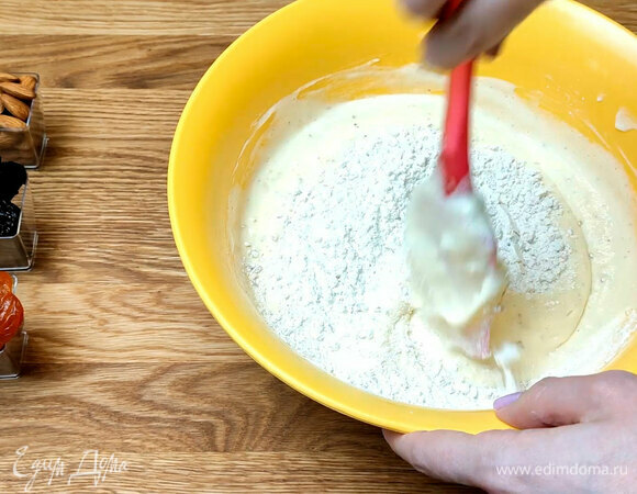 Отделяем белки от желтков. Взбиваем белки с половиной сахара. Взбиваем желтки со второй половиной сахара. К желткам вводим белки и мучную смесь.