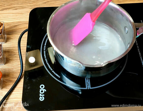 Приготовить пропитку: залить сахар водой и закипятить.