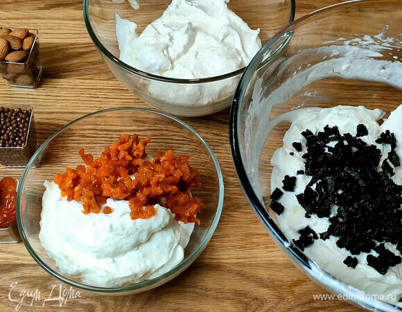 Распустить желатин. Взбить сливки с пудрой. Ввести йогурт в желатин. Добавить сливки. Распределить на три части, добавить сухофрукты.