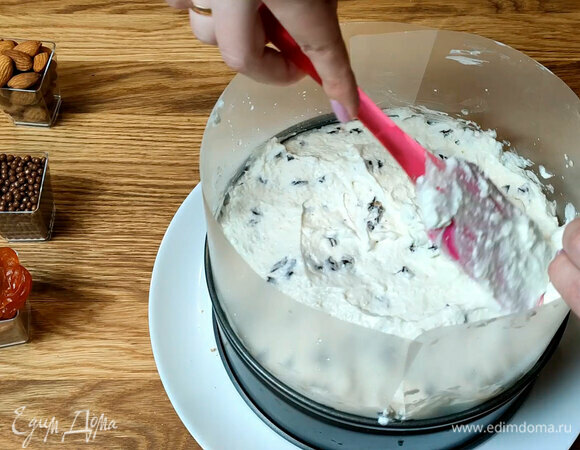 Собираем торт: пропитываем коржи, прослаиваем бисквит суфле.