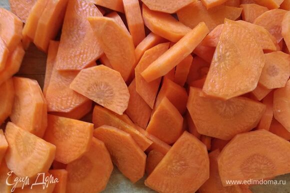Морковь и лук нарезать полукольцами. Кабачок — кольцами или полукольцами (в зависимости от размера). Если семечки крупные, можно удалить.
