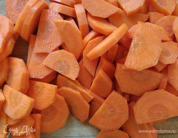 Морковь и лук нарезать полукольцами. Кабачок — кольцами или полукольцами (в зависимости от размера). Если семечки крупные, можно удалить.