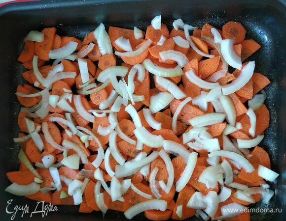 Форму для запекания смазать растительным маслом. Выложить морковь с луком. Посыпать сухими травами и чуть-чуть посолить.