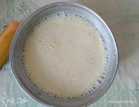 Слегка взбить яйца с молоком, посолить и поперчить. Сыр натереть на крупной терке. Зелень мелко порубить.