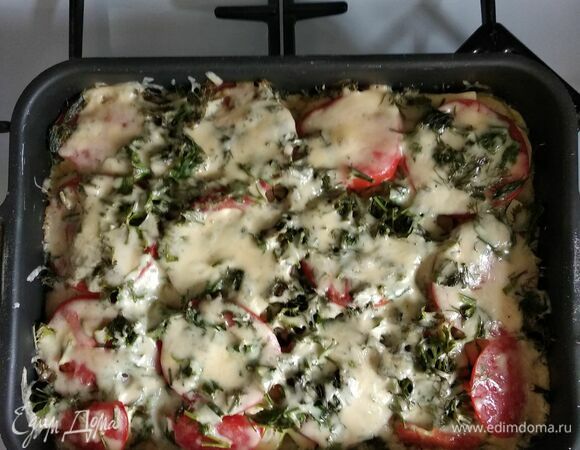Вытащить овощи из духовки, посыпать зеленью, залить яичной смесью и поставить в духовку минут на 10. Достать, посыпать сыром и вернуть в духовку. Запекать, пока сыр полностью не расплавится. Легкая и полезная запеканка готова! Приятного аппетита!