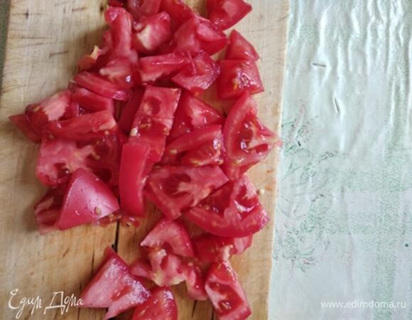 Нарезать помидоры. Черри режем пополам. У меня были сливки, поэтому резала на кусочки. Добавляем в сковороду с перцем и чесноком. Готовим на среднем огне 3 минуты. Добавляем немного воды из кастрюли, в которой варится паста. Добавляем базилик. Солим и перчим по вкусу (имейте в виду, что пармезан и пекорино солоноватые). Когда паста готова (варим альденте), помещаем ее в сковороду с соусом, посыпаем тертым сыром и все перемешиваем. Держим на огне еще минуту. При подаче посыпаем еще сыром. Можно посыпать еще базиликом. Наша паста готова! Приятного аппетита!